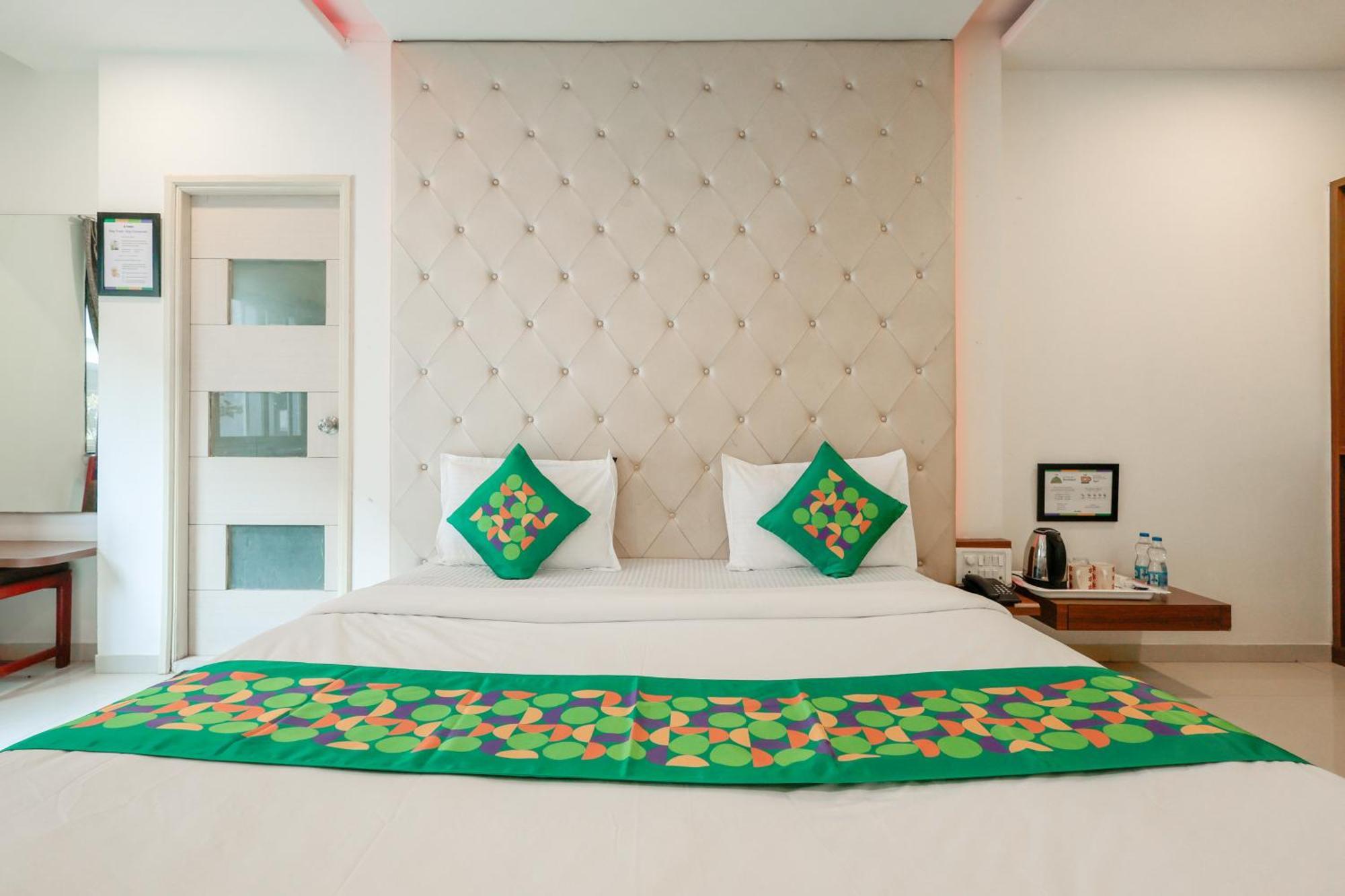 Treebo Rvg Hotel Vadodara Exterior photo
