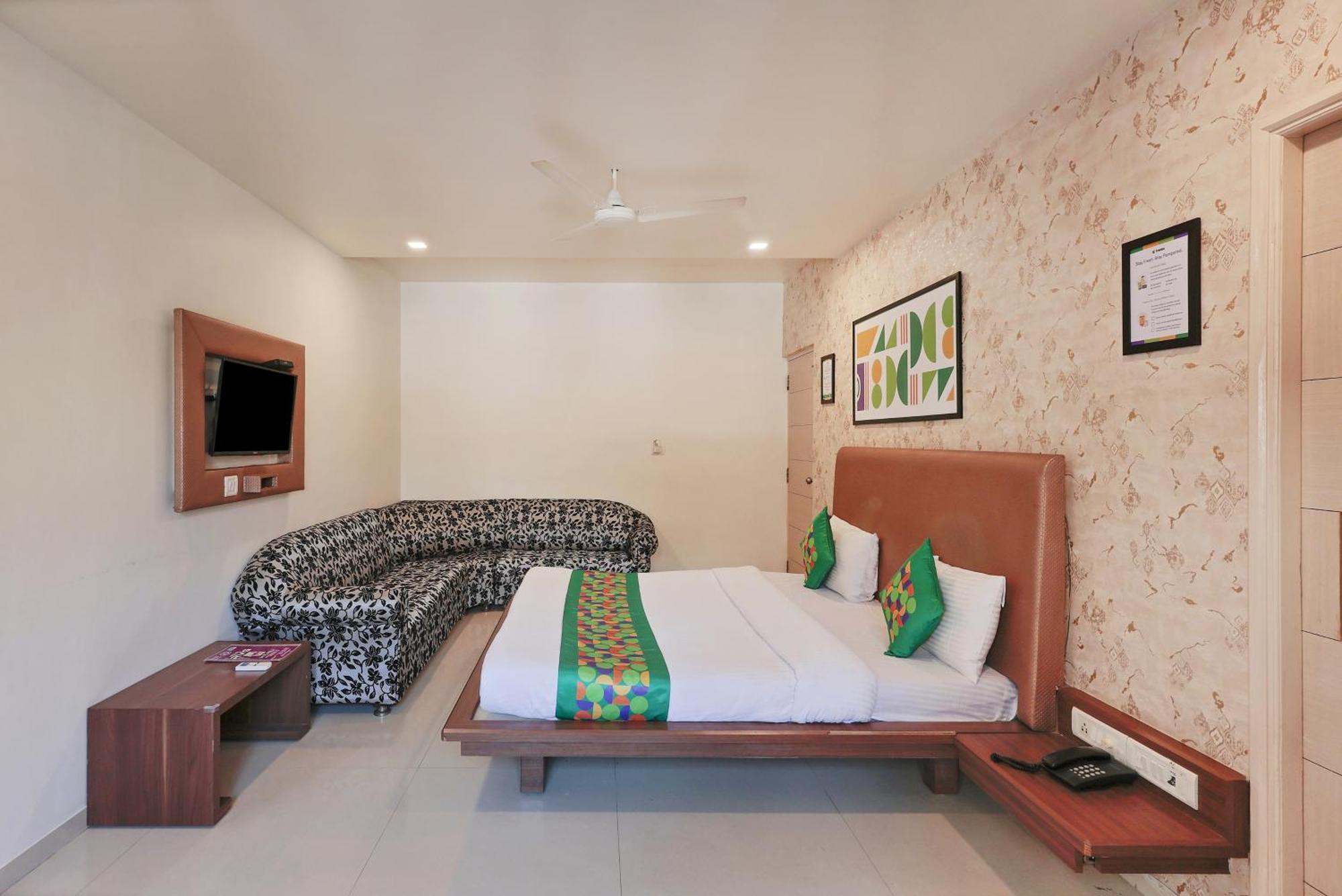 Treebo Rvg Hotel Vadodara Exterior photo